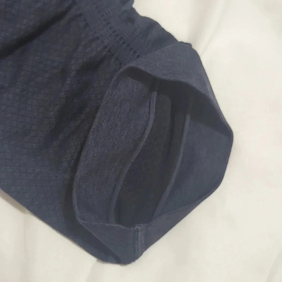 Lululemon In The Flow Crop, Color Inkwell Size 4 - Picture 9 of 16